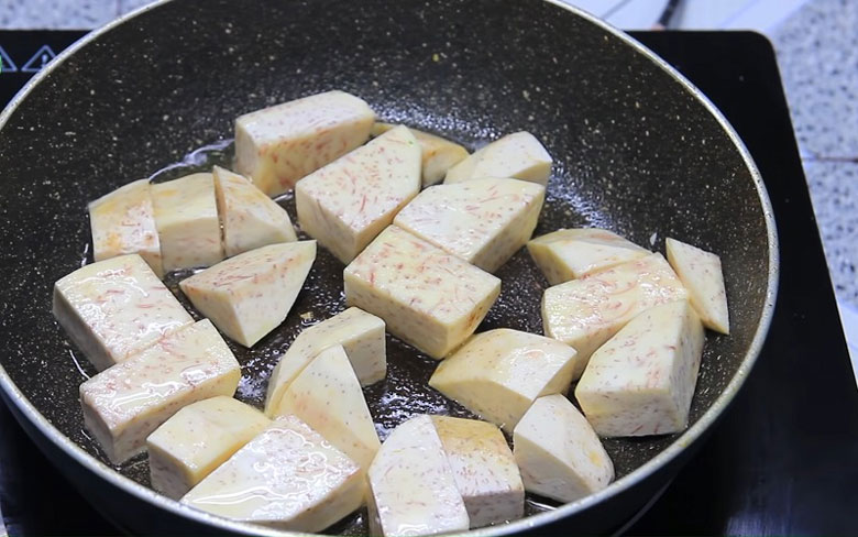 Lẩu vịt nấu chao càn rán sơ qua khoai môn