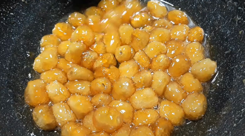 Cách làm mứt chôm chôm dẻo: Sên đến khi ráo nước