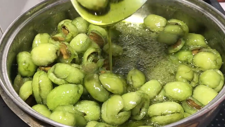 Cách làm mứt chôm chôm lá dứa: Sên mứt