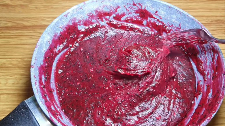 Cách làm mứt thanh long đỏ: Hong mứt