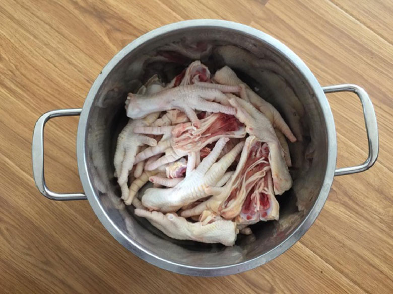 Công thức ướp chân gà nướng sa tế mang chân gà đi sơ chế