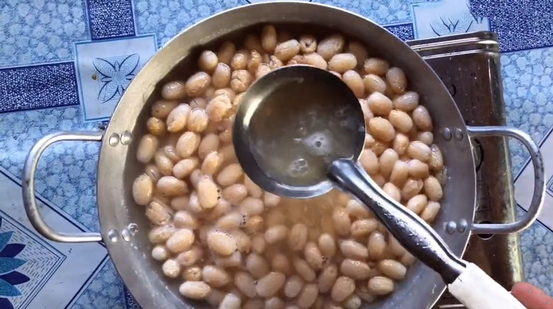 Cách làm mứt cau kiểng: Luộc qua