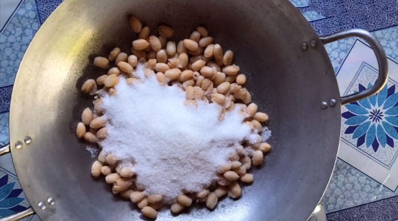 Cách làm mứt cau kiểng: Ướp đường