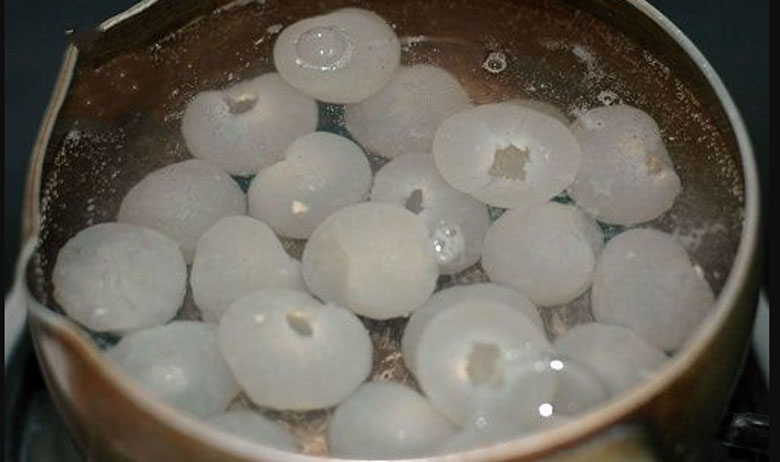 Cách làm mứt vải dẻo: Sơ chế