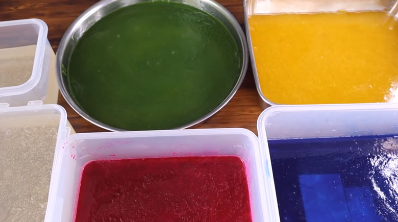 Cách làm mứt rau câu: Đổ khuôn