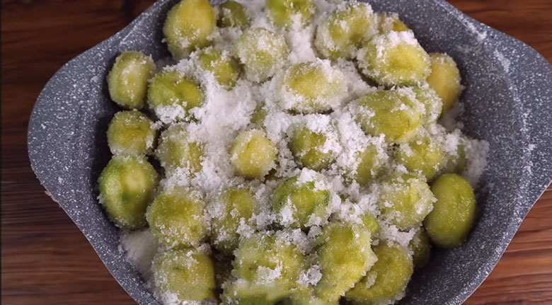 Cách làm mứt cóc cay: Ướp đường