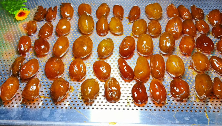 Cách làm mứt cóc chua ngọt: Hong khô mứt