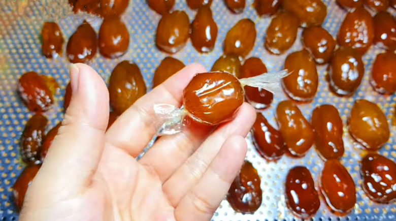 Cách làm mứt cóc chua ngọt: Bọc bóng kính