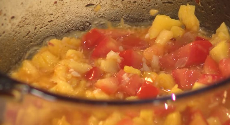 Cách nấu lẩu cá chình mang cà chua, dứa đi xào