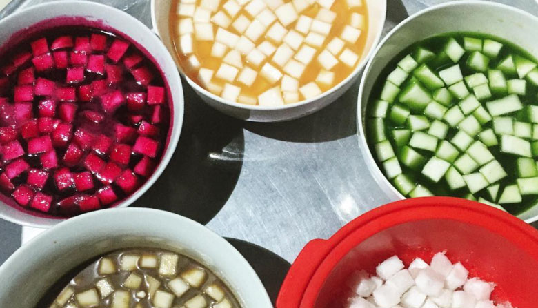 Cách làm mứt dừa viên ngũ sắc: Ướp đường