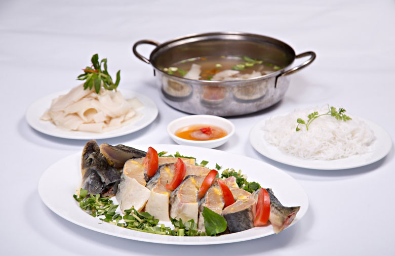 Thưởng thức món lẩu cá tầm