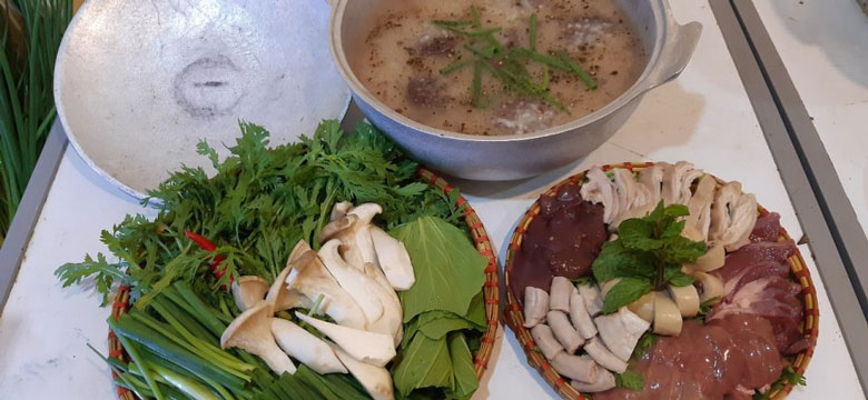 Thưởng thức món lẩu cháo lòng