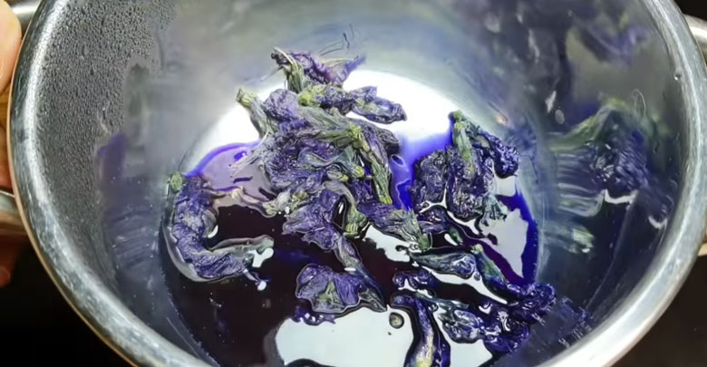 Cách làm mứt dừa hoa đậu biếc: Làm màu