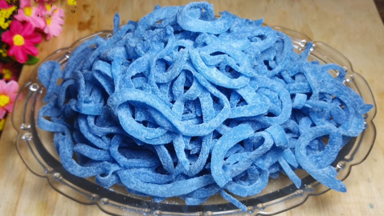 Cách làm mứt dừa hoa đậu biếc: Thành phẩm