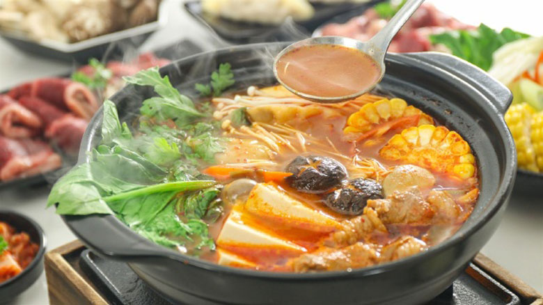 Thưởng thức thành phẩm lẩu bò kim chi