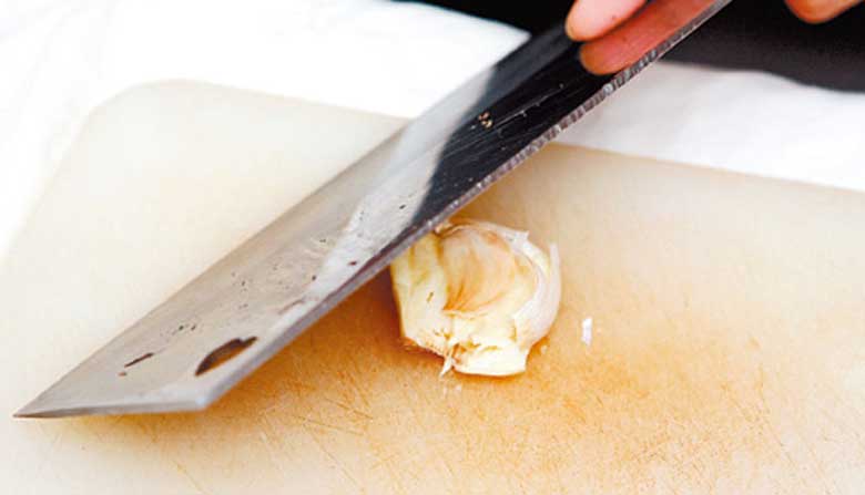 Cách bóc tỏi nhanh bằng dao