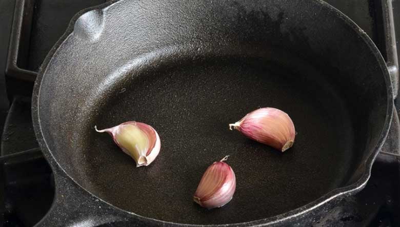 Cách bóc tỏi nhanh bằng chảo nóng