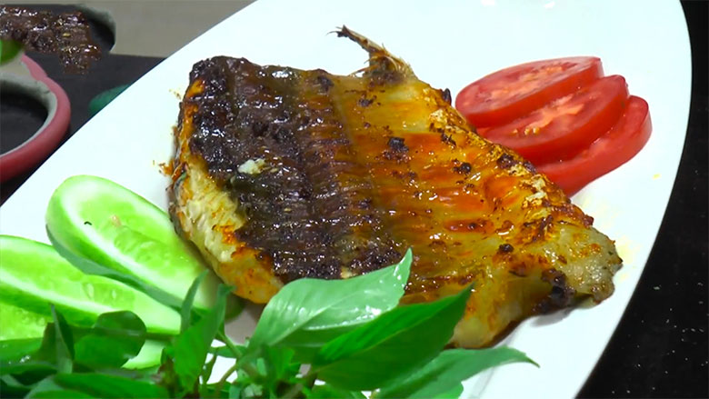 Thưởng thức cá tầm nướng muối ớt