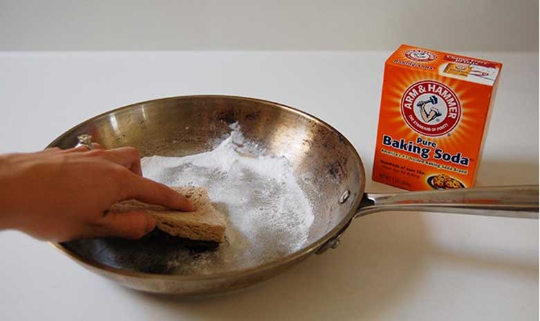 Cách rửa nồi bị cháy bằng giấm và baking soda