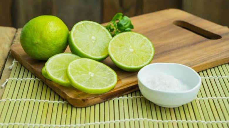 Cách rửa nồi bị cháy bằng muối và chanh