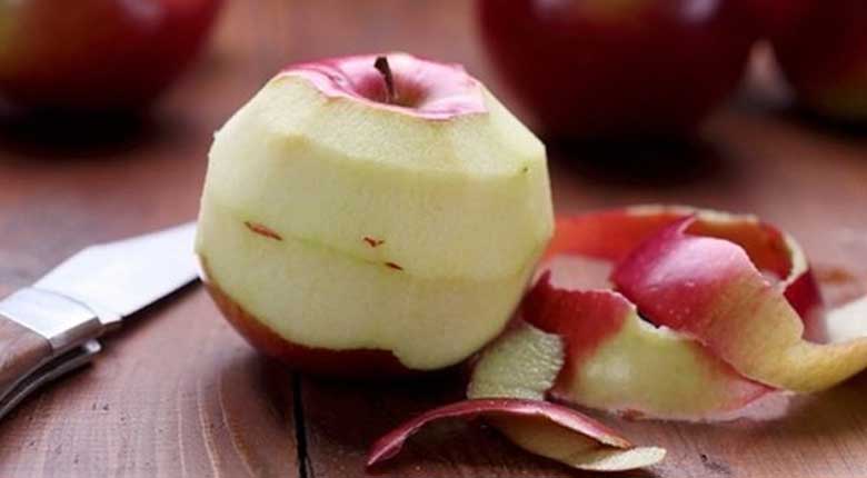 Cách rửa nồi bị cháy bằng vỏ táo