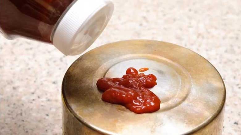 Cách rửa nồi bị cháy bằng sốt cà chua