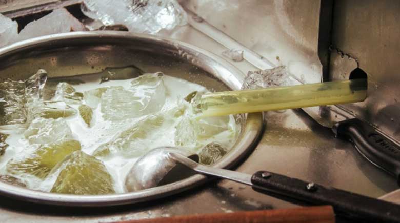 Mẹo giữ nước mía xanh: Đảm bảo máy ép được vệ sinh