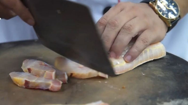 Cá tầm nướng lá lốt sơ chế cá tầm