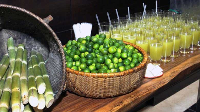 Mẹo giữ nước mía xanh: Chỉ vắt quất khi uống ngay