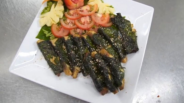 Thưởng thức cá tầm nướng lá lốt