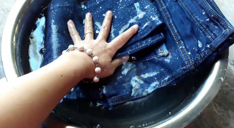 Mẹo cho quần rộng bụng: Giặt nước nóng