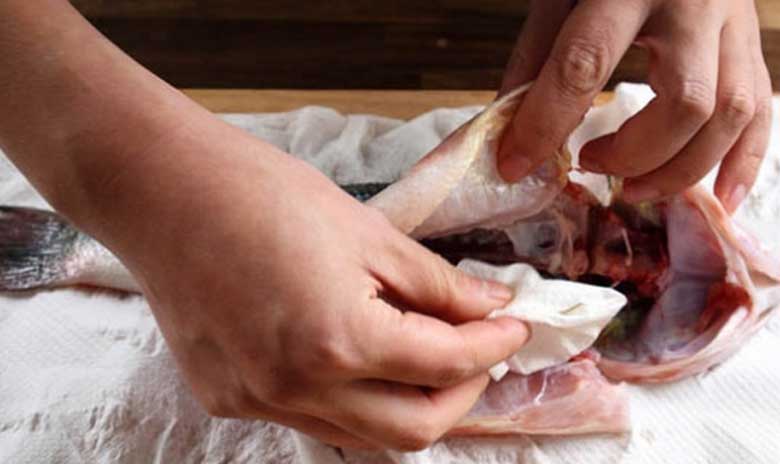 Cách chiên cá không dính chảo: Để cá ráo nước