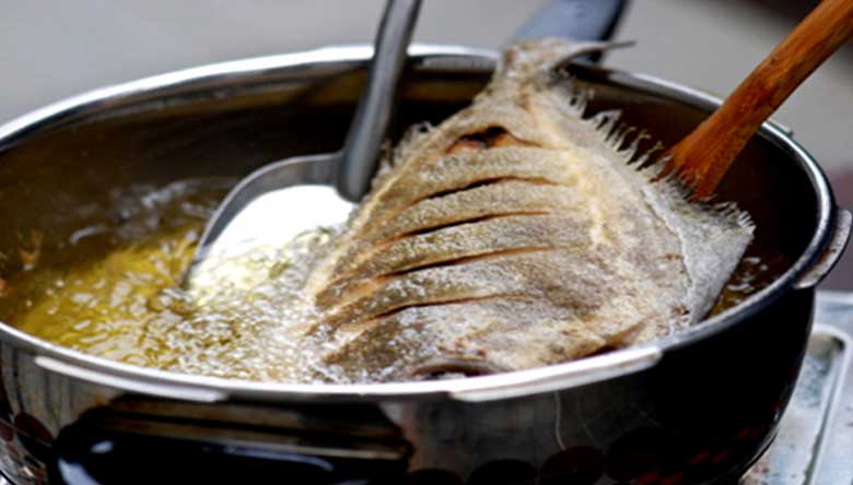 Cách chiên cá không dính chảo: Rán ngập dầu