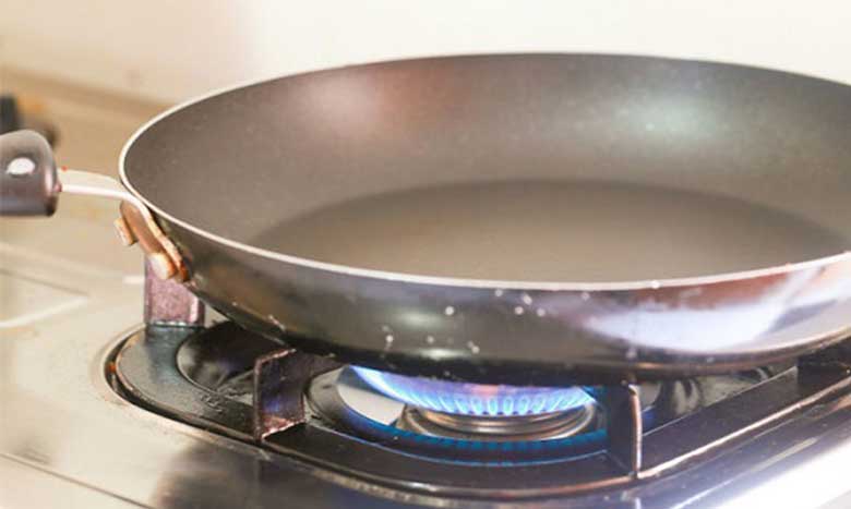 Cách chiên cá không dính chảo: Điều chỉnh lửa