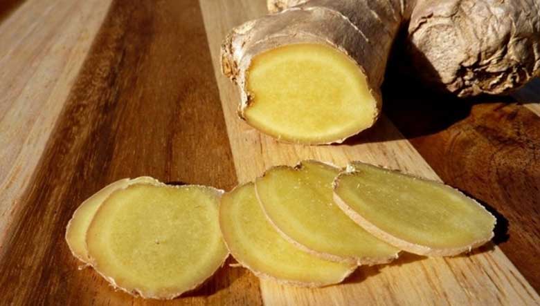 Cách chiên cá không dính chảo: Dùng gừng