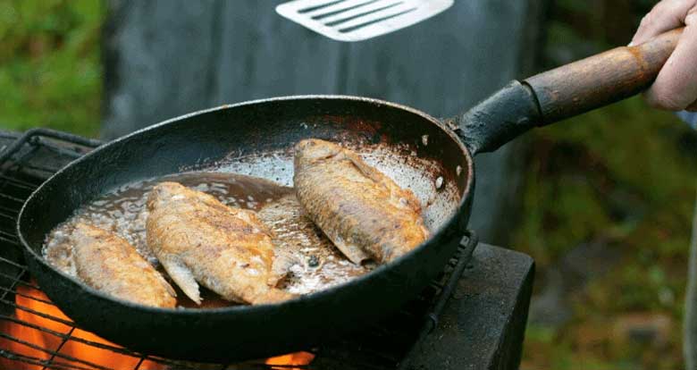 Cách chiên cá không dính chảo: Không rán nhiều cá một lúc