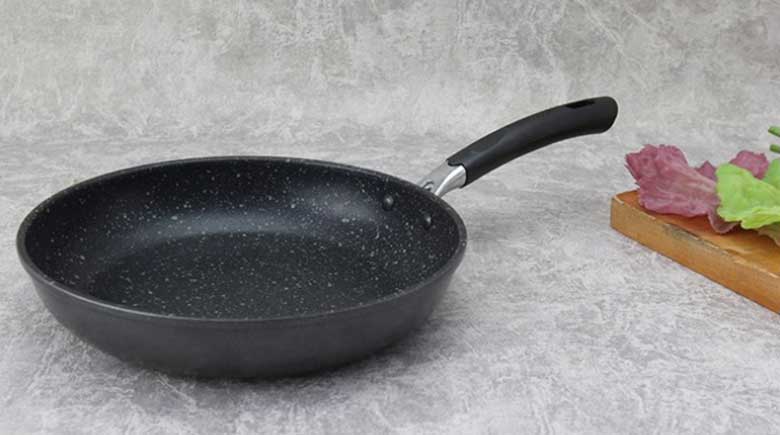Cách chiên cá không dính chảo: Dùng chảo chống dính