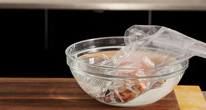 Mẹo rã đông nhanh thực phẩm bằng nướng lạnh