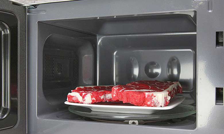 Mẹo rã đông nhanh thực phẩm bằng lò vi sóng