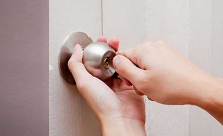 Mẹo lấy chìa khóa bị gãy trong ổ: Khóa gãy do kẹt khóa