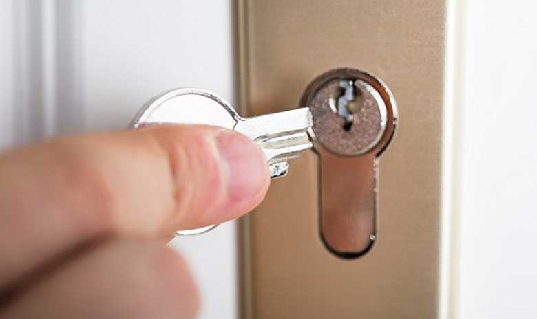 Mẹo lấy chìa khóa bị gãy trong ổ: Khóa gãy do mở mạnh quá