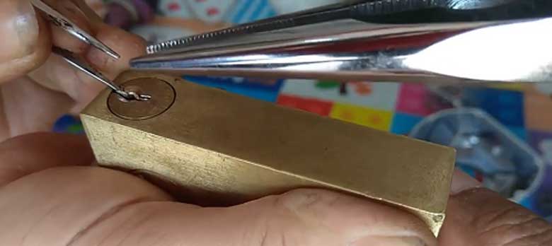 Mẹo lấy chìa khóa bị gãy trong ổ bằng nhíp và kìm bấm