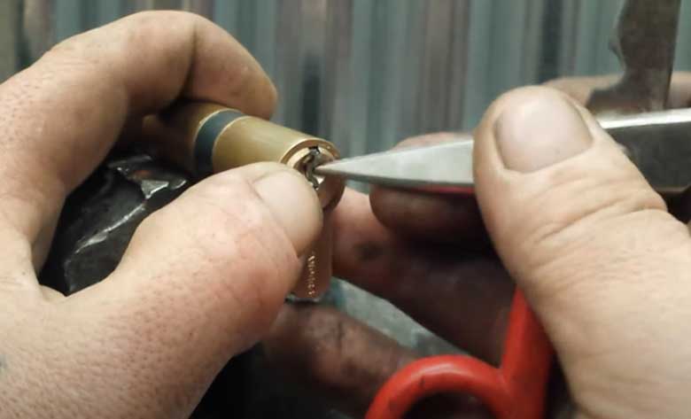 Mẹo lấy chìa khóa bị gãy trong ổ bằng kéo