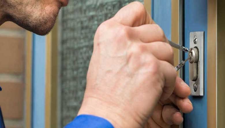 Mẹo lấy chìa khóa bị gãy trong ổ bằng thanh sắt