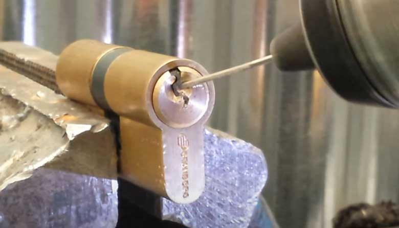 Mẹo lấy chìa khóa bị gãy trong ổ bằng khoan