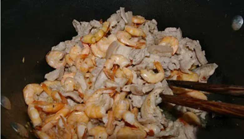 Mẹo làm bánh xèo giòn: Xào nhân trước khi làm bánh