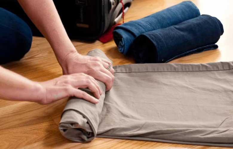 Cách gấp quần áo gọn nhất vào tủ: Cách gấp jean