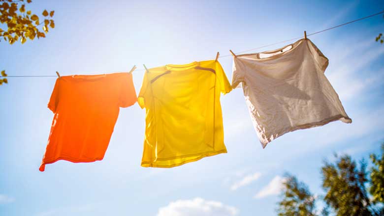 Cách giữ quần áo bền màu: Tránh phơi trực tiếp ánh nắng mặt trời