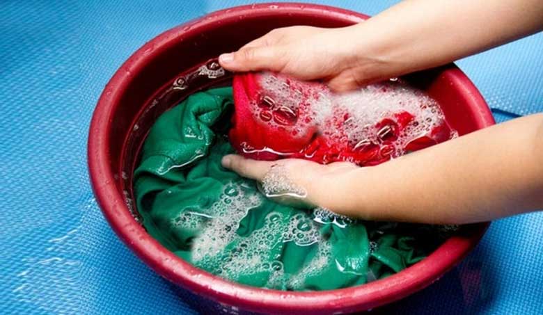 Cách giữ quần áo bền màu bằng quả bồ hòn