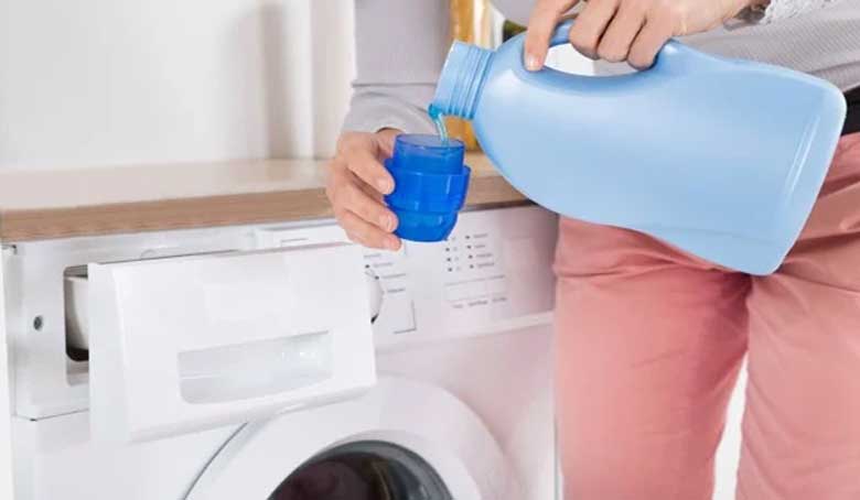 Cách giữ quần áo bền màu: Sử dụng nước xả